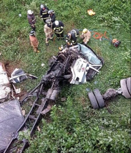 Motorista morre após perder o controle de caminhão e cair de ponte da BR-470 em Apiúna