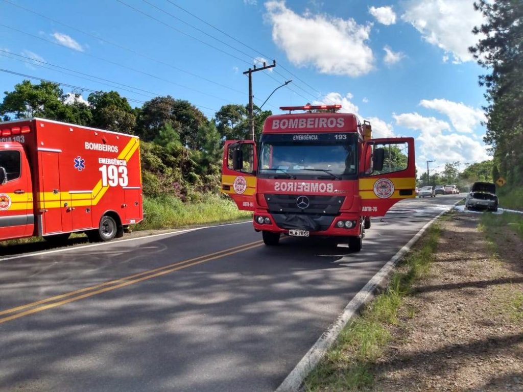 Carro fica totalmente detruído após pegar fogo na SC-477 em Timbó