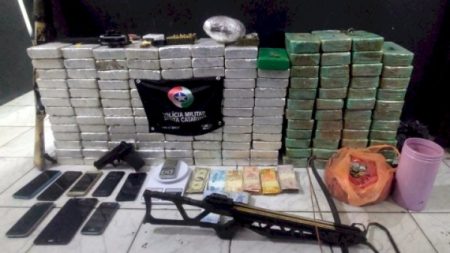 Mais de 150 kg de drogas, armas e dinheiro são apreendidos em casa de Araquari