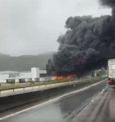 Incêndio em transportadora de Penha provocou nuvem tóxica