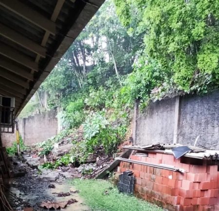 Deslizamento de terra atinge escola municipal de Indaial