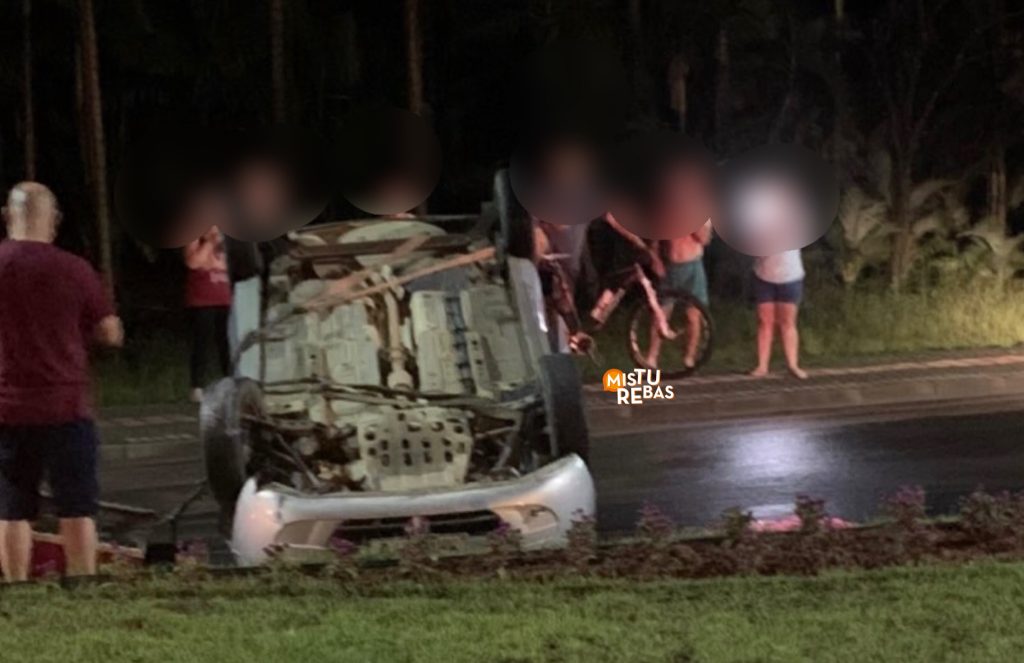 Motorista capota veículo na rotatória em Rio dos Cedros