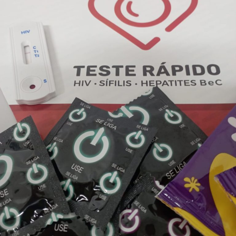 Entrega de kits para a prevenção ao HIV marca o início do 