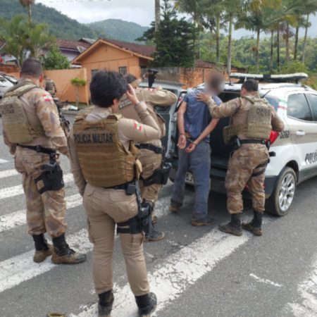 PM prende homem suspeito de sequestrar crianças em Jaraguá do Su