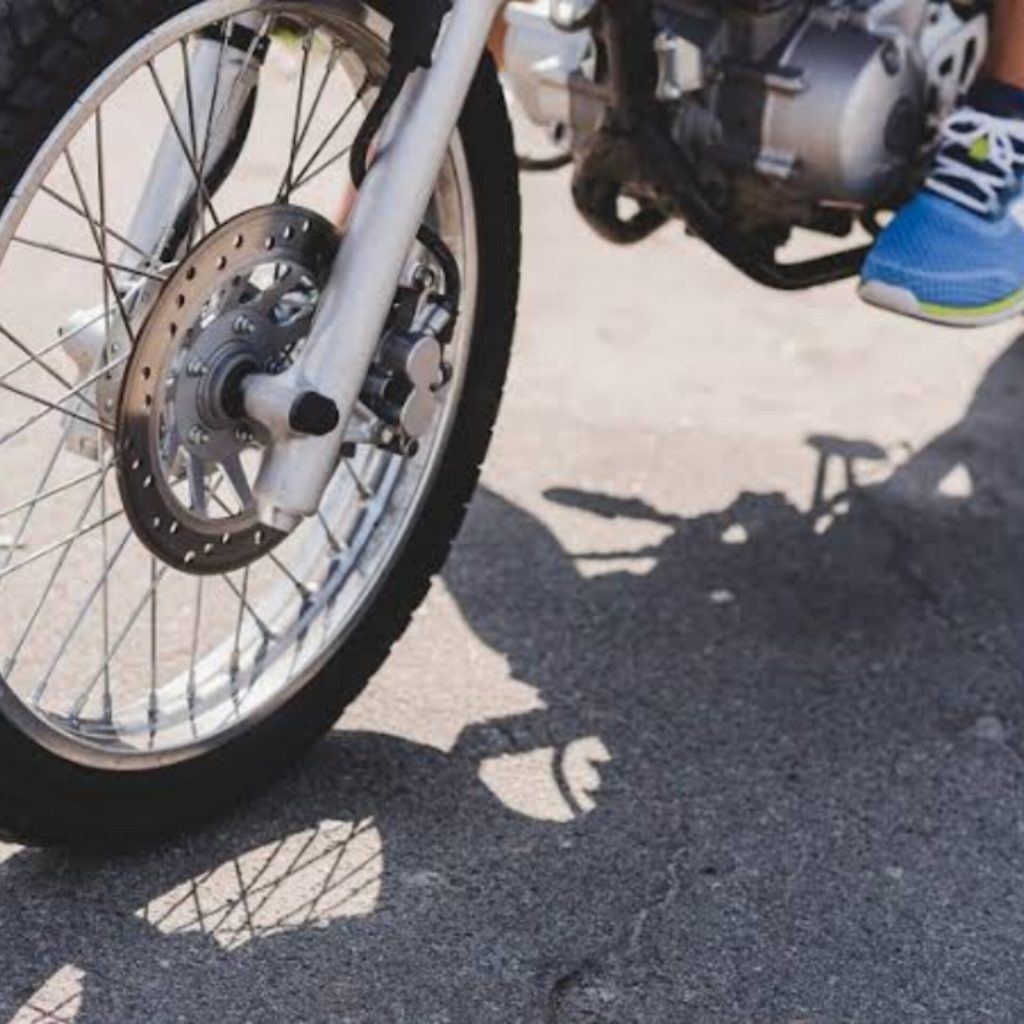 Homem chama a polícia após ter motocicleta furtada em Indaial