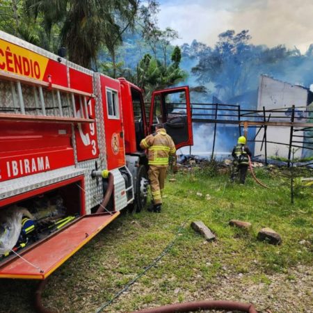 Incêndio em residência mista mobiliza Bombeiros Voluntários em Apiúna