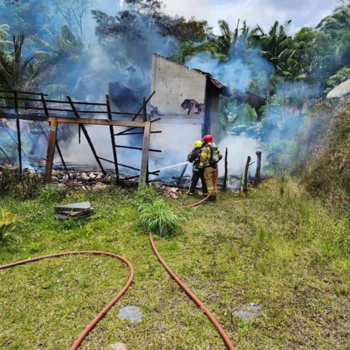 Incêndio em residência mista mobiliza Bombeiros Voluntários em Apiúna 