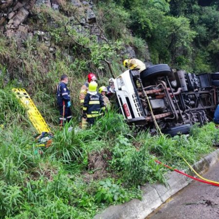 Condutor fica preso às ferragens de veículo com produto perigoso após acidente em Ibirama
