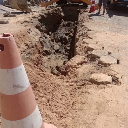 Escavação para instalação de tubulação acaba com homem soterrado em Blumenau