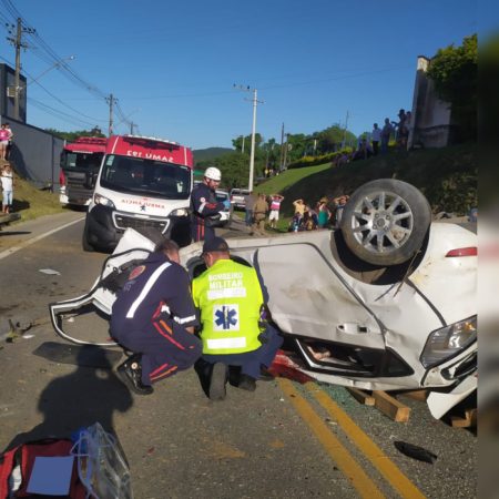 Colisão seguida de capotamento deixa motociclista morto em Brusque