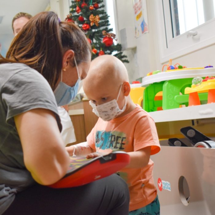 Crianças com câncer ganham presentes de estudantes em hospital de Blumenau 