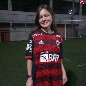 Portadora de fibrose cística ganha camisa autografada do Flamengo em Blumenau