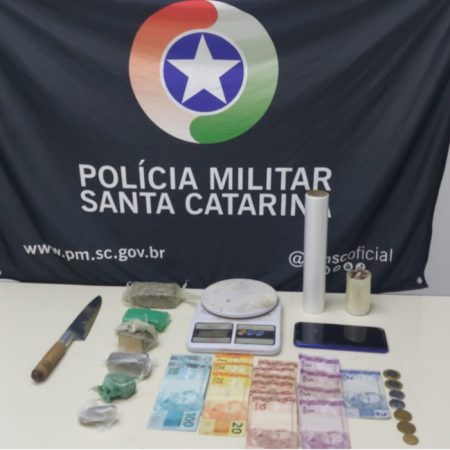 Meliante é encontrado com drogas dentro de casa em Gaspar