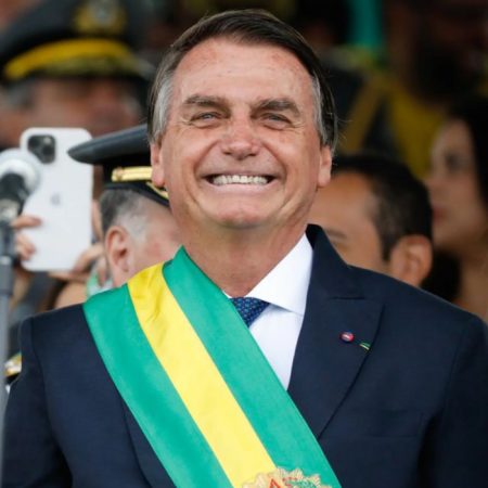 Presidente Jair Bolsonaro ficará por pelo menos três meses fora do Brasil
