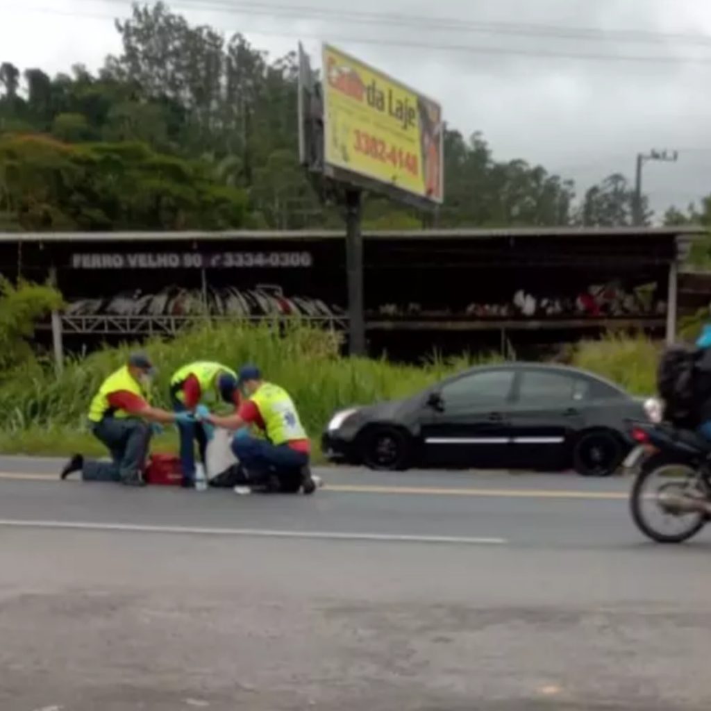 Duas pessoas são arrastadas por cerca de 300 metros após acidente em Blumenau