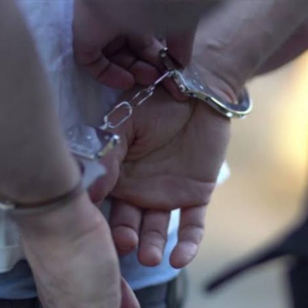 Homem com mandado de prisão é preso após ser reconhecido pela PM em Timbó