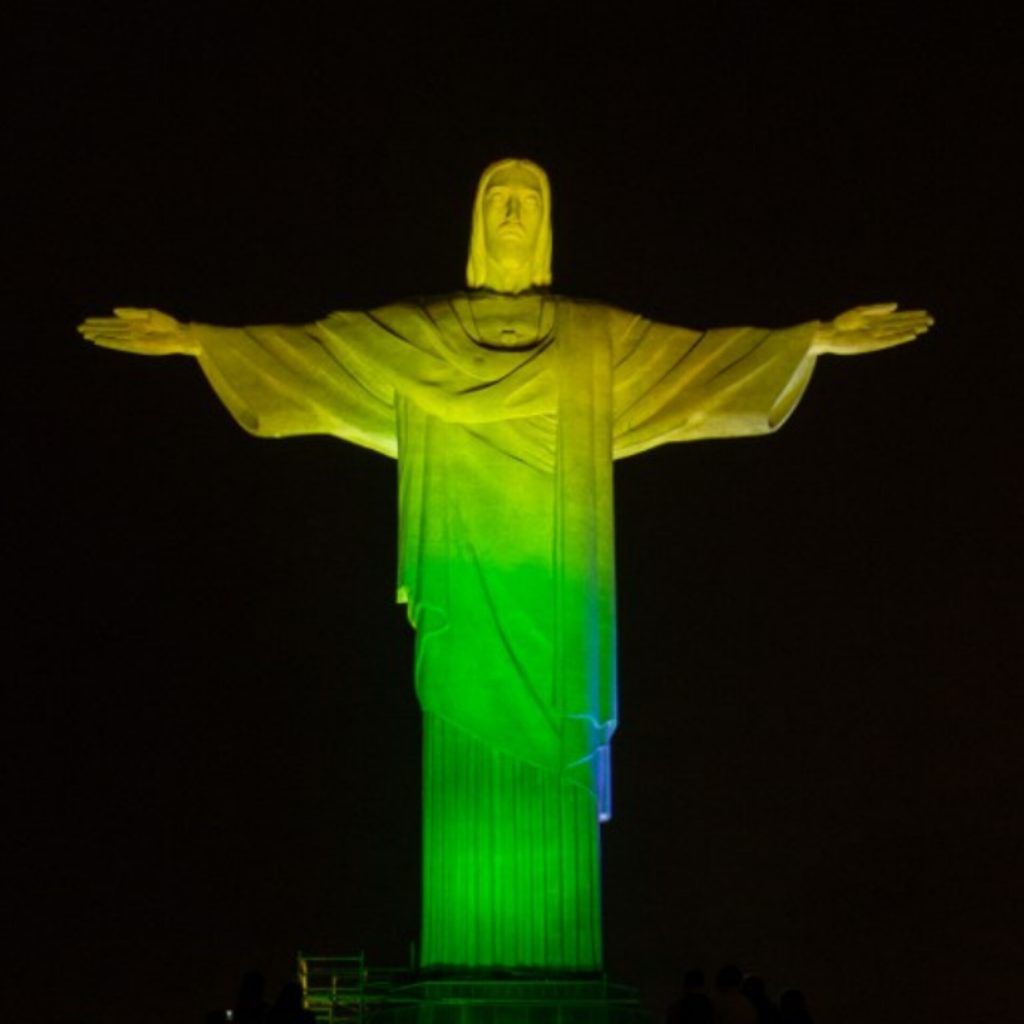 Em homenagem a Pelé, Cristo Redentor é iluminado de verde e amarelo