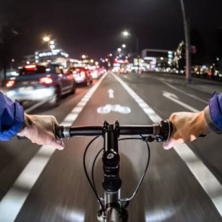 Bandidos de bicicleta realizam roubo durante a noite em Blumenau