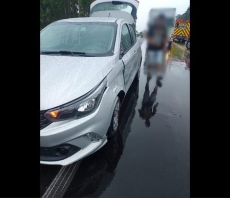 Batida violenta entre carro e moto sob chuva mata mulher na BR 470, em Indaial