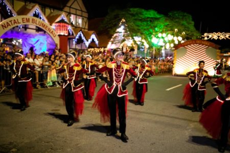 Desfile de Natal em Blumenau terá audiodescrição pela primeira vez