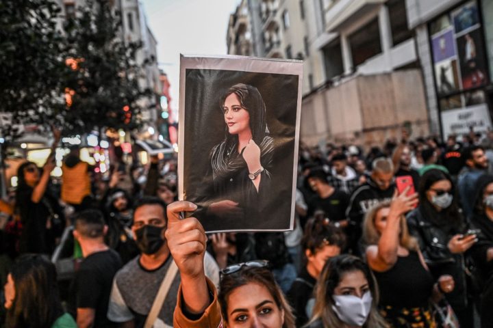 Protestos pela morte de Mahsa Amini fazem o Irã extinguir a Polícia da Moralidade