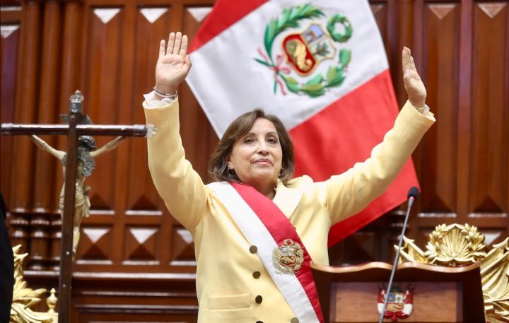 Presidente do Peru tenta aplicar golpe de Estado, é destituído do cargo e vai preso