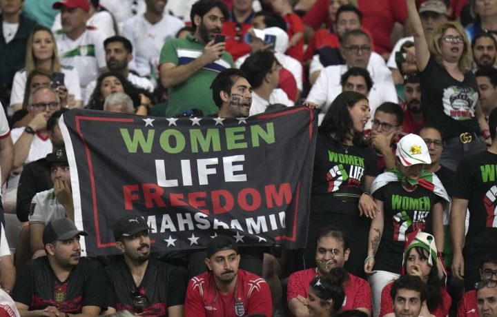 Irã condena jogador de futebol à morte por fazer parte dos protestos que tomaram o país