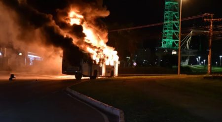 Protestos estouram em Brasília e manifestantes tentam invadir sede da Polícia Federal