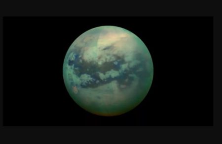 Telescópio James Webb observa movimento de nuvens em Titã, lua de Saturno