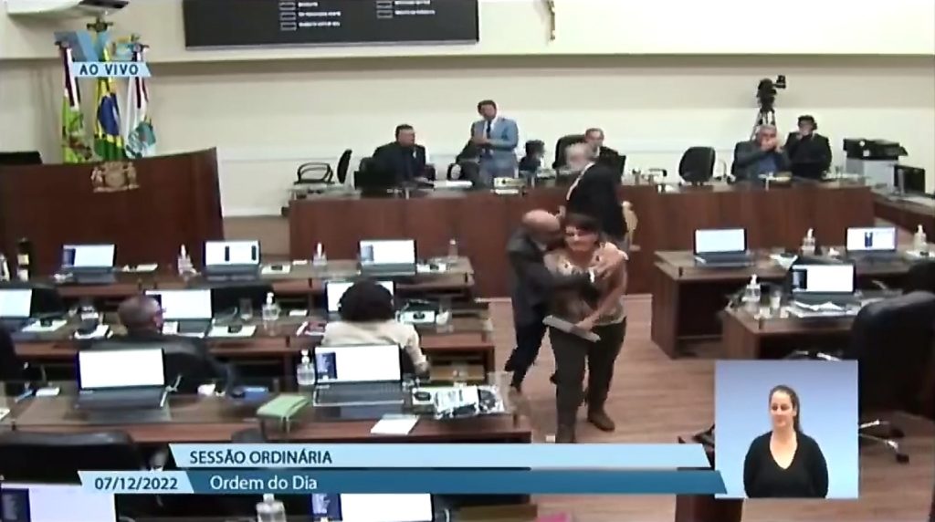 VÍDEO: Vereadora Carla Ayres é assediada durante sessão parlamentar em Florianópolis