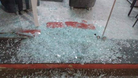 Homem destrói porta de vidro na rodoviária de Brusque