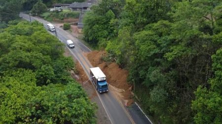 Trecho da SC-477 em Benedito Novo fica em meia pista após queda de barreira