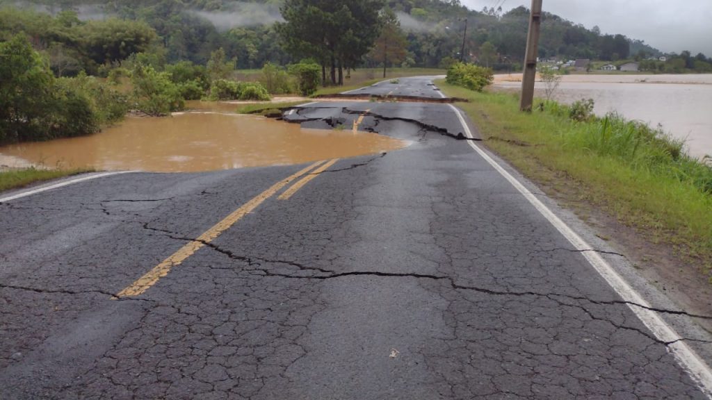 Chuvas agravam situação de rodovias no Vale do Itajaí