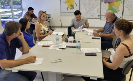 Integrantes da Comissão de Orçamento, Finanças e Contas Públicas de Timbó realizam última reunião ordinária deste ano
