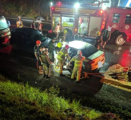 Caminhão acerta três carros na Serra São Miguel em Ibirama