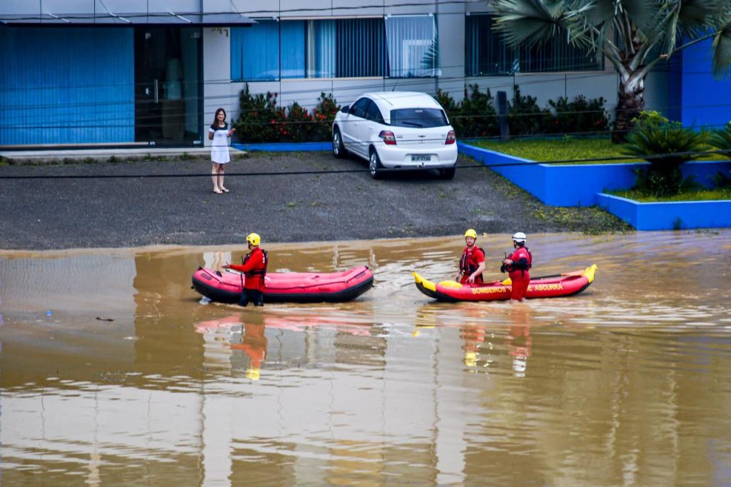 Rodeio suspende aulas, fecha rodovia e unidade de saúde devido a alagamentos