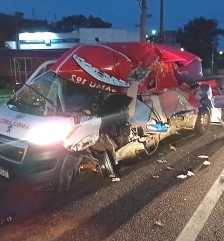 Ambulância do Samu colide com caminhão na BR-101 em Biguaçu