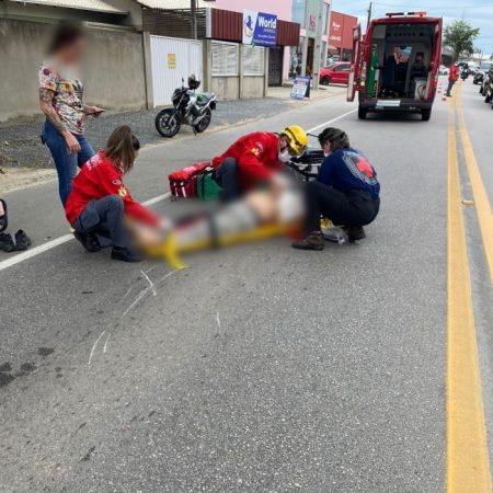 Motociclista tem suspeita de fratura após colidir contra carro em Ilhota