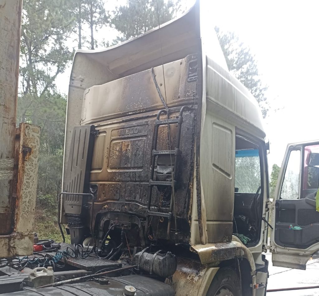 Bombeiros controlam incêndio em carreta em Trombudo Central