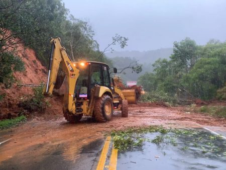 BR-101 e diversas rodovias estaduais estão bloqueadas por conta das chuvas em Santa Catarina