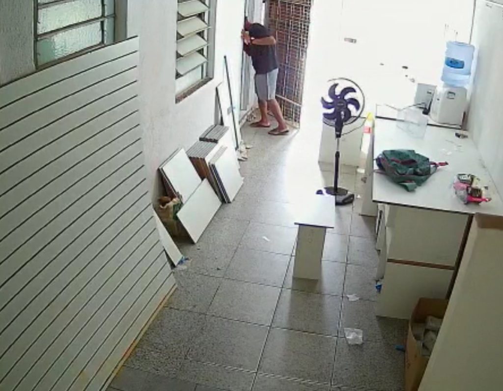 Câmeras de monitoramento flagram ladrão furtando comida em Blumenau