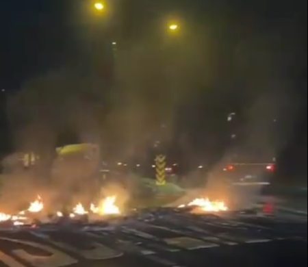 Manifestantes colocam fogo em pneus na BR-101 em Balneário Camboriú