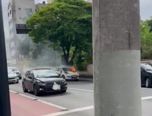 Carro pega fogo no Centro de Jaraguá do Sul