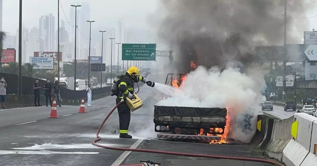 Falha mecânica faz caminhão pegar fogo na BR-101 em Balneário Camboriú