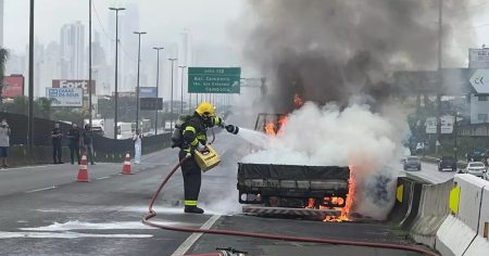 Falha mecânica faz caminhão pegar fogo na BR-101 em Balneário Camboriú