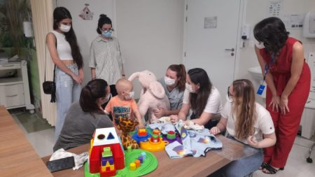 Crianças com câncer ganham presentes de estudantes em hospital de Blumenau