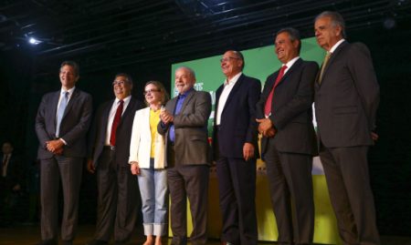 Lula anuncia cinco ministros para o futuro governo