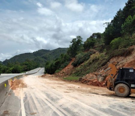 BR-101 terá desvio e obras de contenção no Morro dos Cavalos em Palhoça