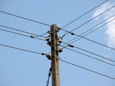 Criança de oito anos morre ao ser atingida por fio elétrico em SC