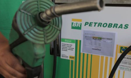 A Petrobras anunciou hoje (6), no Rio de Janeiro, que os preços médios de venda do diesel A e da gasolina A para as distribuidoras será reduzido a partir de amanhã (7). Para a gasolina A, o preço médio de venda da Petrobras para as distribuidoras passará de R$ 3,28 para R$ 3,08 o litro, com diminuição de R$ 0,20 por litro, equivalente a cerca de 6,1%. Com o ajuste, a parcela da Petrobras no preço final deve ser de R$ 2,25 por litro, em média, já que o produto final vendido nos postos tem uma mistura obrigatória de 73% de gasolina A e 27% de etanol anidro. Já o ajuste do diesel A vendido pela estatal às distribuidoras cairá de R$ 4,89 para R$ 4,49 por litro, uma redução de cerca de 8,2% ou R$ 0,40 por litro. Parcela A Petrobras calculou que, considerando a mistura obrigatória de 90% de diesel A e 10% de biodiesel antes da venda ao consumidor final, a parcela da estatal no preço ao consumidor será, em média, R$ 4,04 a cada litro vendido na bomba. A empresa petrolífera afirmou, ainda, que as reduções anunciadas hoje acompanham a evolução dos preços de referência, sendo coerentes com a sua prática de preços. O preço da gasolina não era alterado pela Petrobras desde 2 de setembro. O do diesel permanecia inalterado desde 20 de setembro.